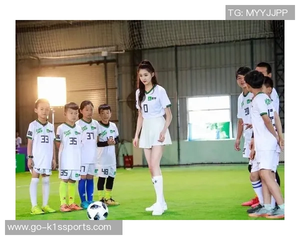 关晓彤热爱足球展现运动魅力引发粉丝热议与支持