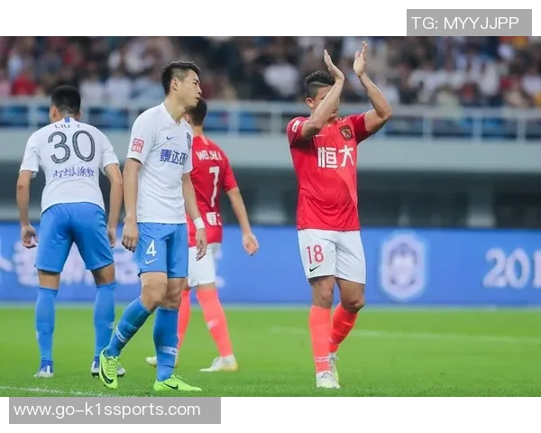 恒大与东方球迷激情对决球场内外的热血与情感交织